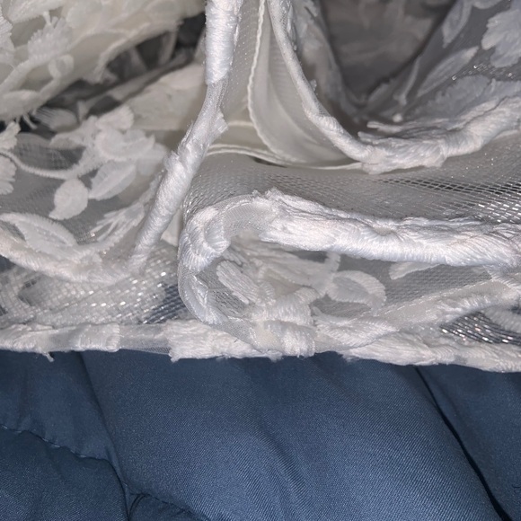 White wedding dress - Picture 3 of 7